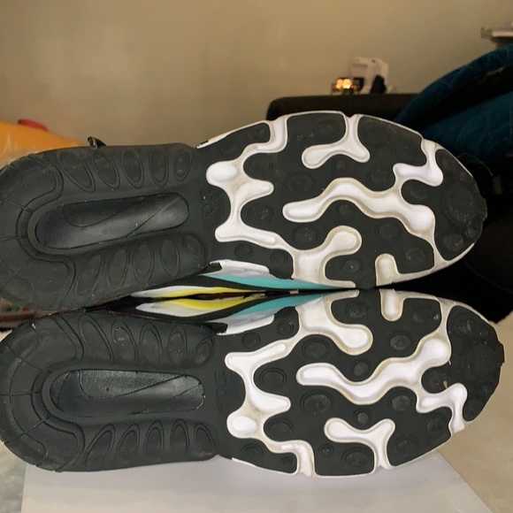 Air Max 270 React - Picture 3 of 7